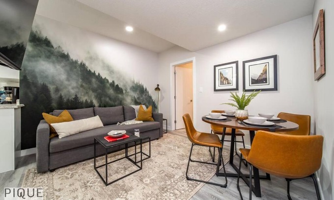 Old Strathcona Apartamento | NEW, Mountain Chic Suite, Whyte Avenue, Netflix, WiFi, Sleeps 6