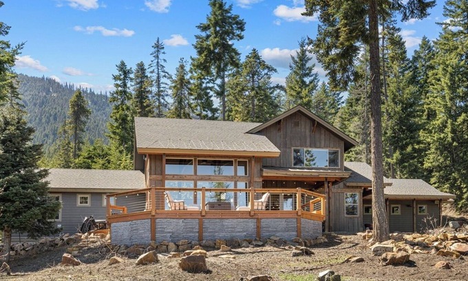 Cle Elum Casa | New Mountain Getaway w/ Epic Views, Pool Access + 3rd Nt Free @ Private Lodge
