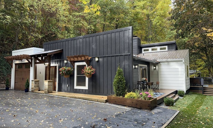 Mirror Lake Casa | New Mountain Home, EV Charger, All Ensuite Bedrooms, Fire-pit Area