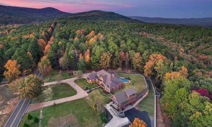 Mena Casa | NEW! Mountainside Luxury Cottage 1—LOCATION! LOCATION!