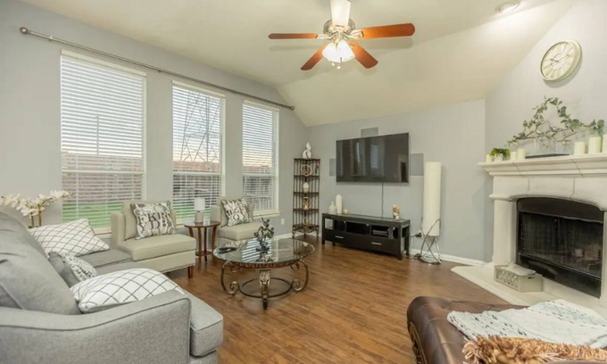 South Arlington Casa | New! Near AT&T Stad, Sixflags, Joe Pool, 4 br,5bed
