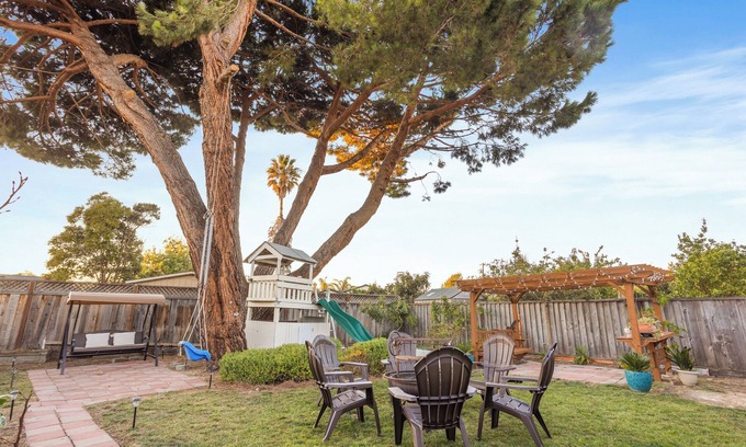 Newark Casa | New! Oasis w/Amazing Backyard, Firepit, BBQ & Games, close to techs