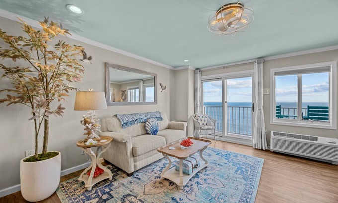 Virginia Beach Condominio | New Oceanfront 2bd, 2bth / Beach / Pool / Boat