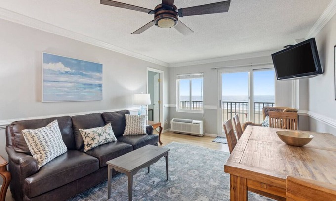 Virginia Beach Condominio | New Oceanfront 2bd, 2bth / Beach / Pool / Boat
