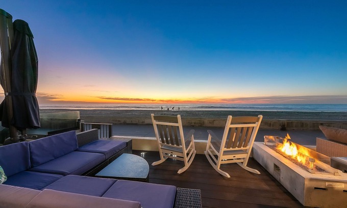 Mission Beach Condominio | NEW! Oceanfront 2BD with Parking, Patio, BBQ, Great for the Whole Family! Pets OK!