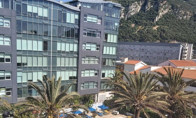 Gibraltar Apartamento | NEW - OceanVillage Apartment -Privet pool and Rock of Gibraltar views
