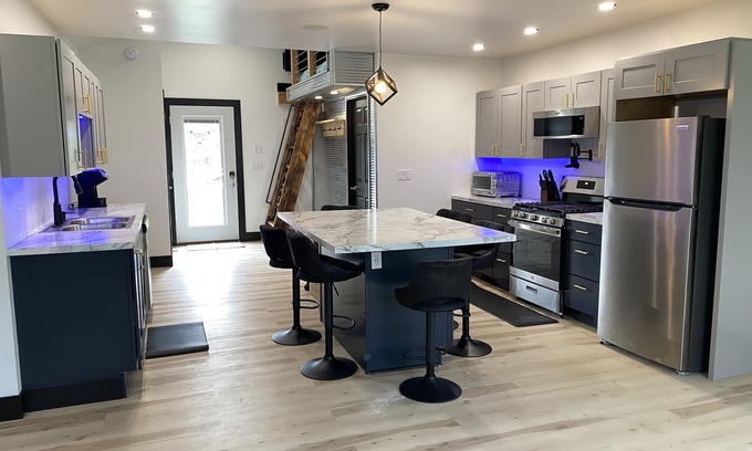 Riverside Casa | New Open Concept Modern Getaway Near Beaches