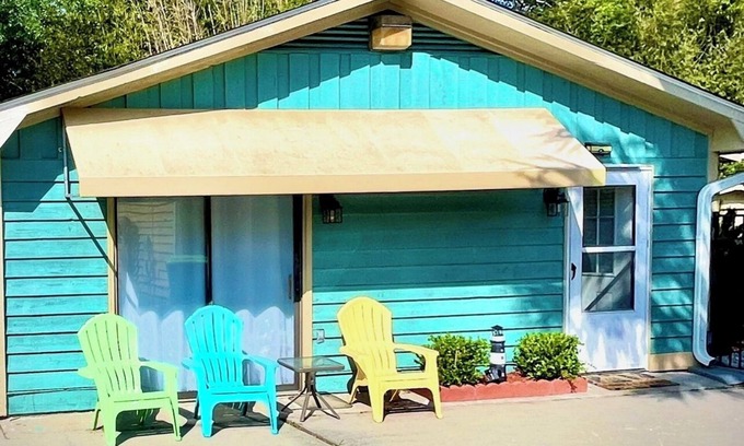 Surfside Beach Cabaña | Casa independiente de 1 dormitorio en vecindario seguro, a 1 milla de la playa.