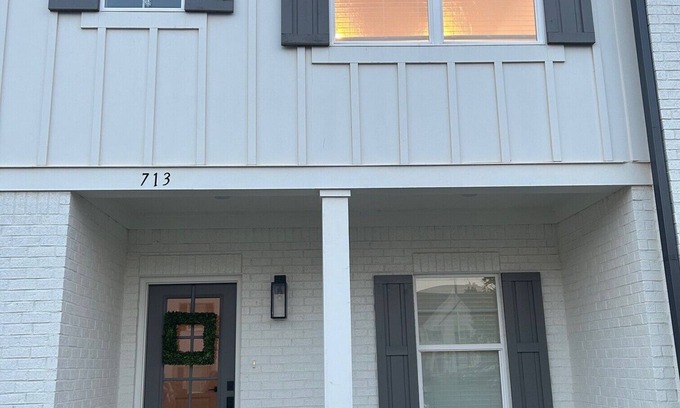 Oxford Condominio | New Oxford Townhome Minutes from Campus and The Square!