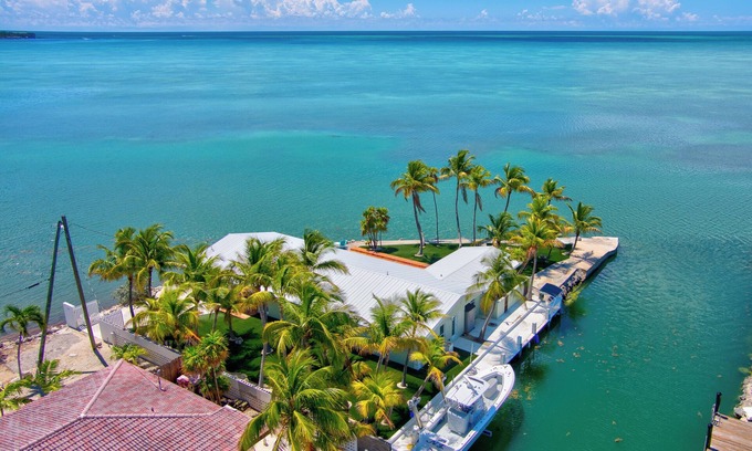 Farara Shores Casa | *NEW!*Paradise Point~VIEWS!~Open Water~Dock~Pool!