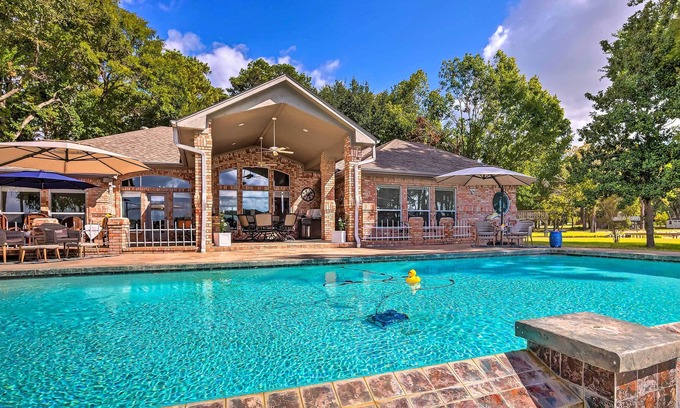 Willis Villa | NEW! ‘Paradise Point’ Villa on Lake Conroe w/ Pool