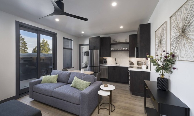 Historic District Condominio | New! Park Ave Flat 4, Brand new Luxury Condo, Minutes to Everything!