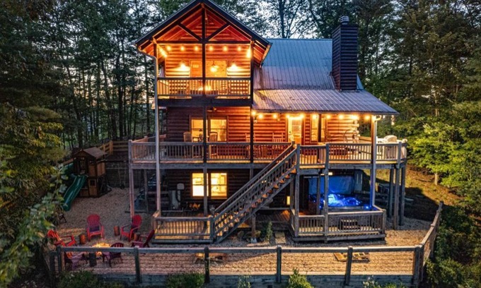 Cherry Log Cabina | Secluded Cabin- Family Friendly - 3 Bedrooms - Jacuzzi -Playground - Game Room