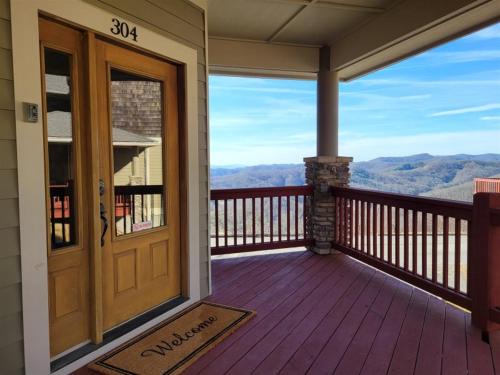 Wolf Laurel Casa | New! Peaceful Mountain Views, Deck, Trails Nearby