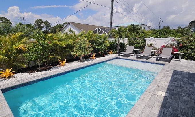 North Naples Casa | NEW GAME ROOM!! Finest Designer Home, Heated Pool, Close to beach, FREE Bikes
