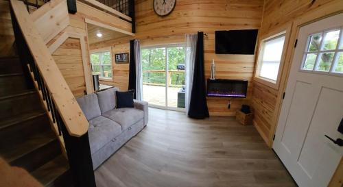 Lampe Casa | New! Pine Ridge Tiny Cabin with Hot Tub!