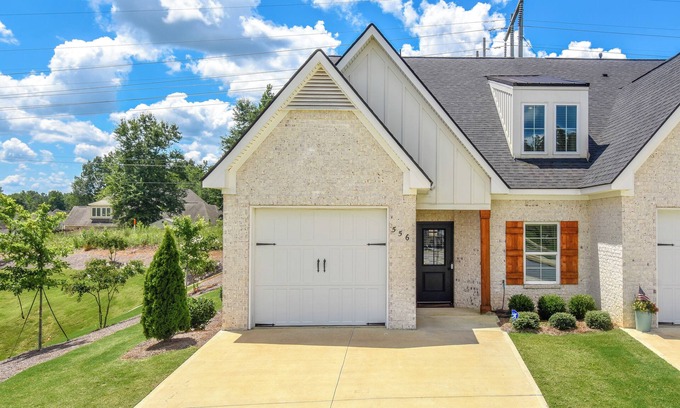 Auburn - Opelika Casa | NEW! Plains Getaway In Auburn, 3BR/3BA townhome that sleeps 8 w/EV Charger!