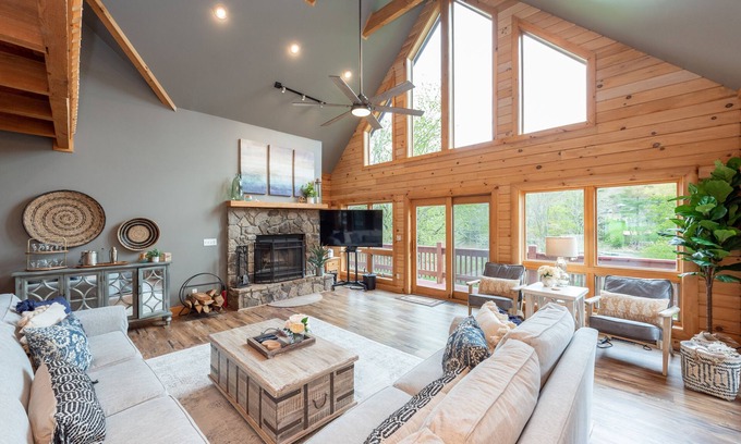 North Glade Hills Casa | New! Playin' Hooky: Lakefront, Hot Tub!