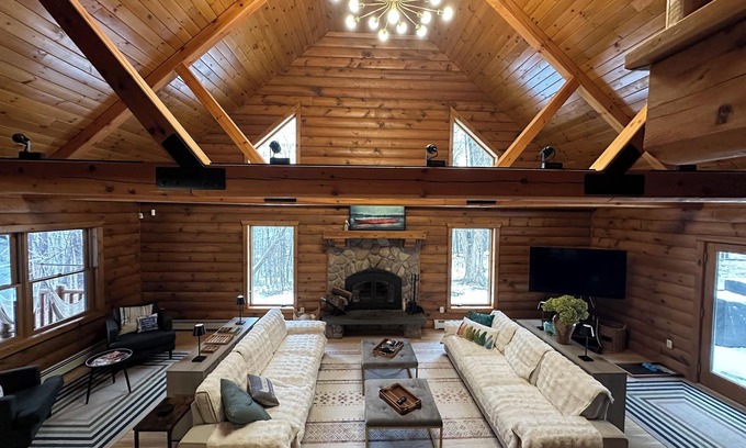 Montague Cabina | NEW PLUNGE POOL! Stylish 3-bedrm Cabin Adult Retreat Next To Delaware Water Gap