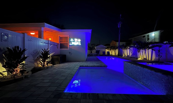 Mid Island Casa | 🌴New Pool-Close to Beach-Modern Furnishings-2BR Coconut Villa B🥥