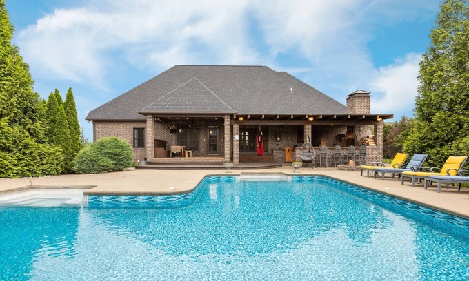 Mount Juliet Casa | !NEW! Pool, Pizza Oven, Movie Screen