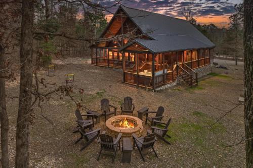 Hochatown Casa | NEW Prime Cabin Hot Tub-Firepit-Safari Sleeps 8