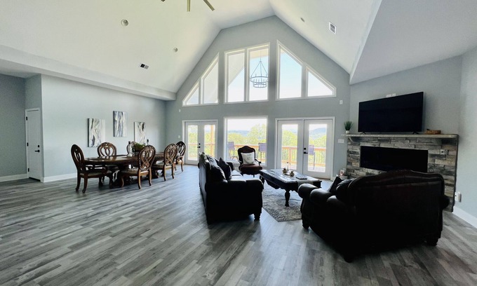 Dandridge Casa | New! Private 5BR 5,000 SqFt Lake House on 7 Acres