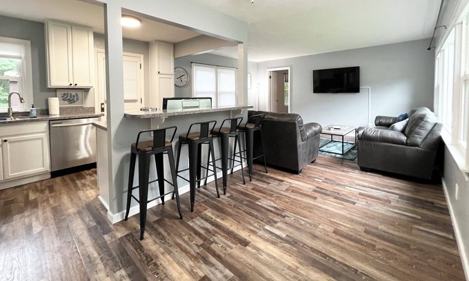 Geneva Casa | New! Private home in Geneva! Close to everything!