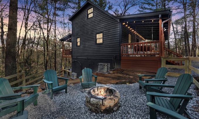 Helen Cabina | NEW! Private Mtn Cabin - Views, Hot Tub, Game Room, Tubing, 3min Downtown Helen