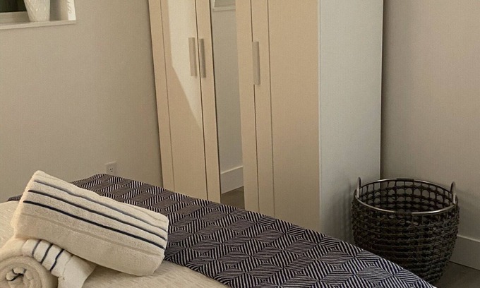 Upper Lonsdale Apartamento | New private suite with easy access to biking and hiking trails. pet friendly