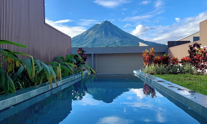 Aguas termales de Arenal Villa | Brand new private villa, spectacular views, pool, jacuzzi, sun deck, BBQ, WiFi