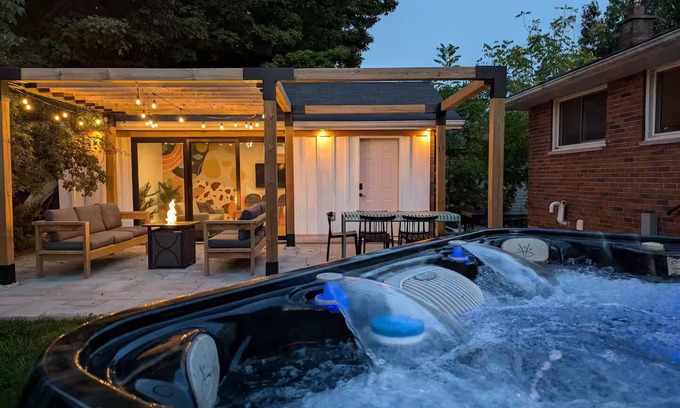 Prince Edward Casa | NEW Professionally Designed 8 Bed Home (w. 2 Sandbanks Passes)