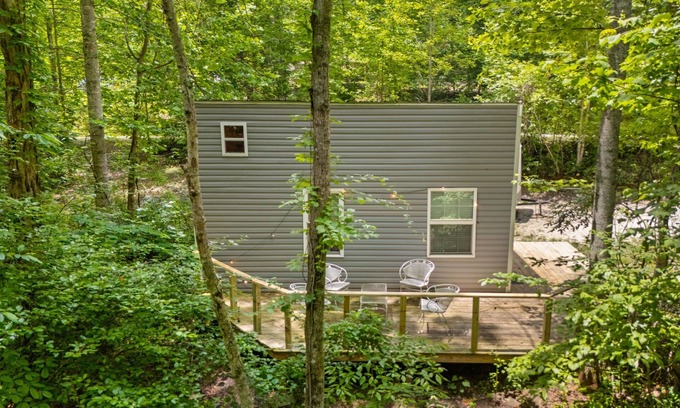 Stanton Cabina | Karmic Loft Creekside Cabin - Peaceful, Wooded Seclusion