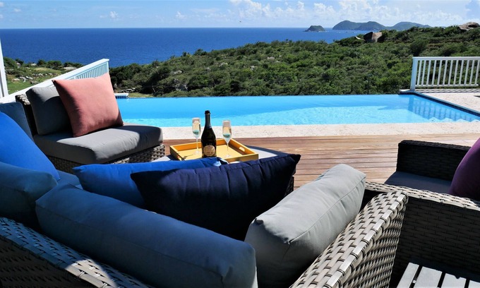 Spanish Town Apartamento | *New Property* Affordable 2 Bed/1 Bath Flat with POOL