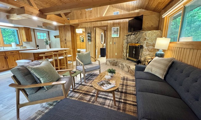 Gills Rock Cabaña | New! Quaint, Pet-Friendly Cottage in Northern Door