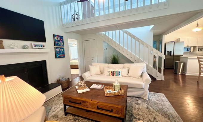Seabrook Island Cabaña | New. Refined beach sanctuary under ancient oaks. Super clean.