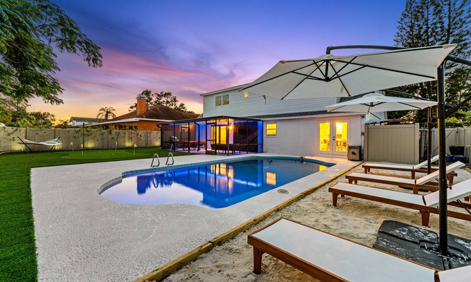 Bay Crest Park Casa | -NEW- Relaxing & Fun Escape in Perfect Location w/ Firepit, Mini Golf, & Pool
