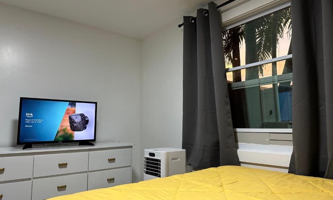 Tamiami Casa | New Relaxing Room with Queen Bed, 50 Inch Smart TV, Netflix, AirPlay, Mini-Fridge, and 500 Mbps WiFi near FIU, Dolphin Mall, Airport