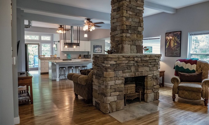 Northside Casa | new remodel w/ a hot tub, 1 mile from market st bridge,private backyard and deck