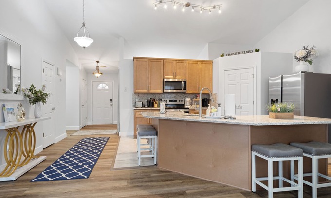 Drayton Casa | New remodeled home with patio in cul-de-sac. 12 sleep accommodating.