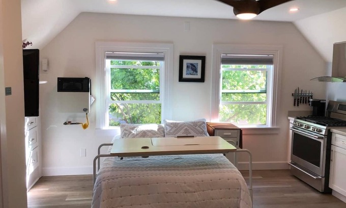 Dimond Apartamento | New Remodeled Studio in Oakland's Dimond District