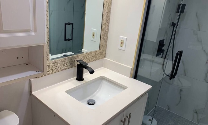 Richmond Hill Casa | New Renovated 1 bedroom apartment basement
