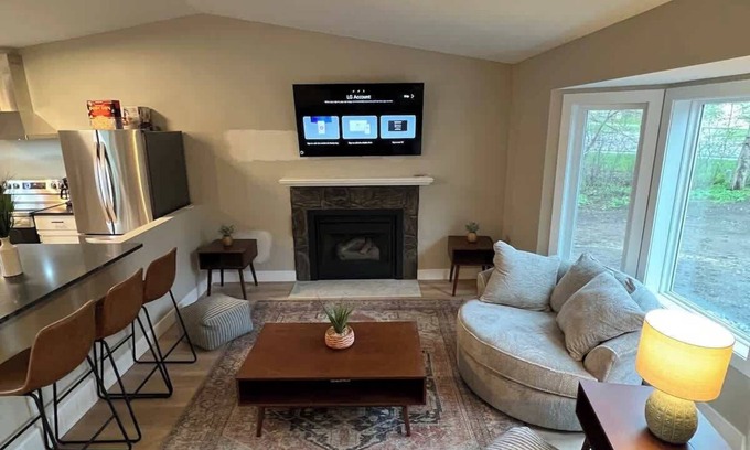 Savage Casa | New Renovated-4BR-King Beds in Savage/Home Theatre