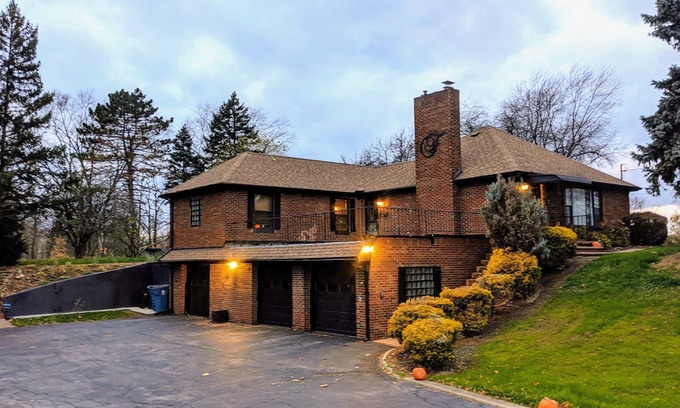 Lorain Casa | NEW Renovated, Cozy Home-massive driveway, grill+patio, awesome kitchen+TV areas