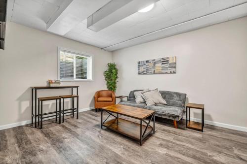 Berea Casa | NEW Renovated Near CLE - King Bed, Metropark & Firepit