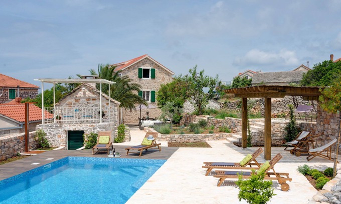 Gornje Selo Villa | NUEVA casa de piedra renovada, auténtico espíritu de Dalmacia + piscina, 2 COCHES incl.
