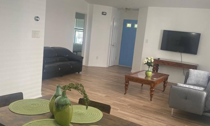 Moores Chapel Casa | New renovations 3 bed 2 bath Close to I485, Uptown, & Airport River park AC WiFi