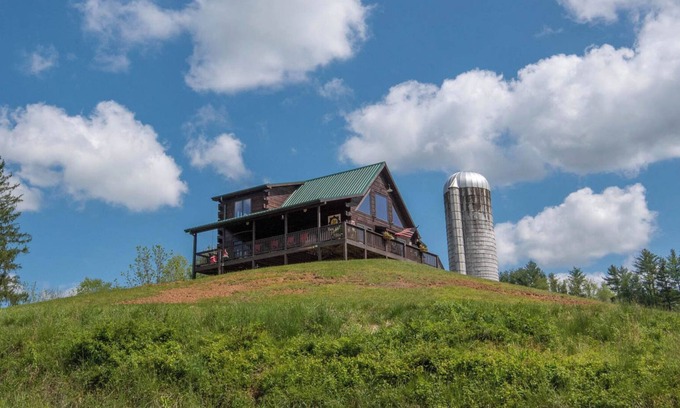 Crumpler Cabina | NEW RENTAL Cabin By the New River! Hot Tub - Ping Pong - Foosball - Short walk to River
