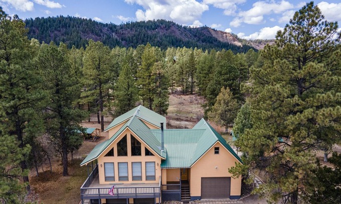 Loma Linda Cabina | New Rental! Hot Tub, Quiet, Large Lot, Great Entertaining Home