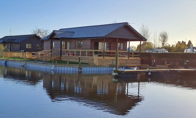 Brundall Apartamento | New! River Bay - set on the waters edge - sleeps 4